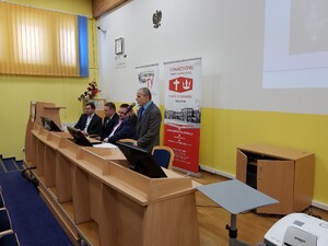 Zenon Gajewski, prezes Zarządu Stowarzyszenia Odnowy Chrześcijańskiej „Pamięć i Tożsamość” rozpoczął spotkanie.