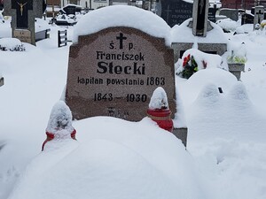 Pomnik Franciszka Teodora Steckiego na lokalnym cmentarzu. Pragniemy w przyszłości bardziej upamiętnić tą wybitną postać.