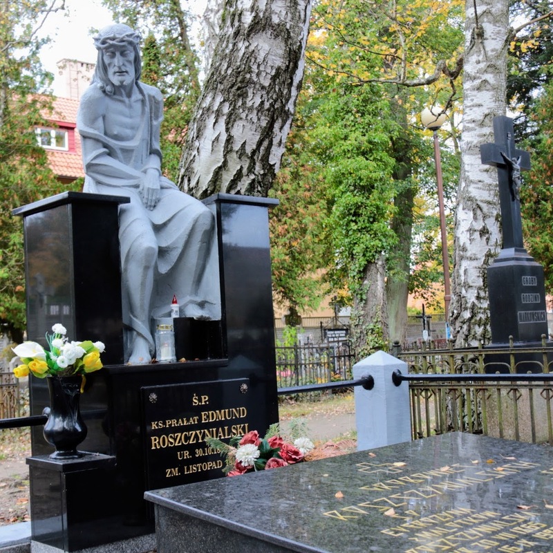 Grób ks. Edmunda Roszczynialskiego na starym cmentarzu w Wejherowie