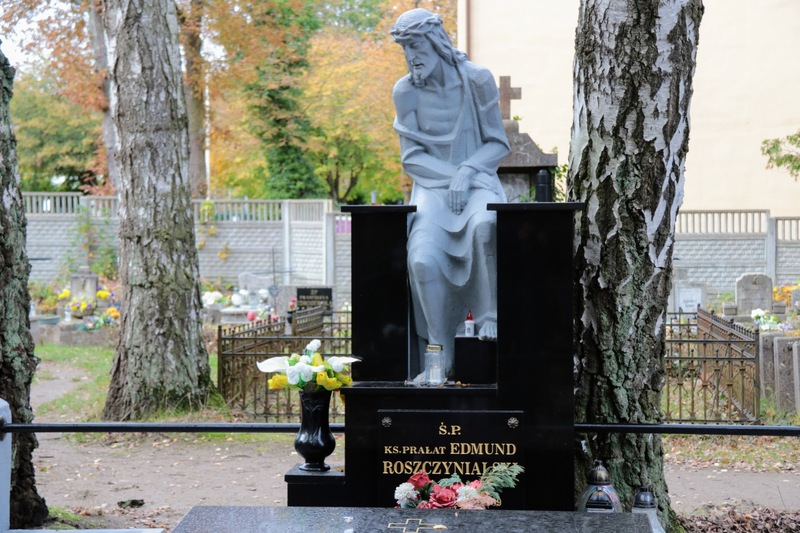 Grób ks. Edmunda Roszczynialskiego na starym cmentarzu w Wejherowie