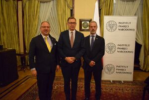 Ambasador Arkady Rzegocki, prezes IPN Jarosław Szarek oraz Jan Falkowski (Ognisko Polskie) inaugurują „Przystanek Historia” w Londynie