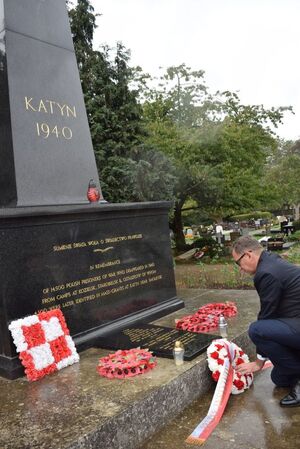 Prezes IPN dr Jarosław Szarek złożył kwiaty pod Pomnikiem Katyńskim oraz na grobie Kazimierza Sabbata, prezydenta RP na uchodźstwie (1986–1989) na Cmentarzu Gunnersbury