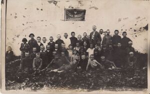 Uczniowie Oddziału III i IV Szkoły Powszechnej w Iwaniczach Nowych (pow. Włodzimierz Wołyński) w dniu 09-05-1934 r.