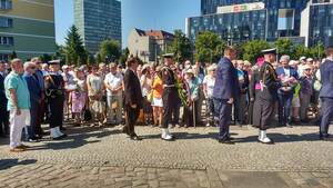 Delegacja Oddziału IPN w Gdańsku na czele z dyrektorem, prof. Mirosławem Golonem, składa kwiaty pod pomnikiem Poległych Stoczniowców