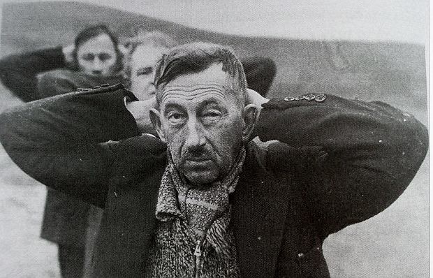 Grupa nauczycieli prowadzona na egzekucję w fordońskiej Dolinie Śmierci - 1 listopada 1939 r. Na pierwszym planie Władysław Bieliński, bydgoski pedagog, kierownik szkoły w Wiągu koło Świecia. Między 10 października a 11 listopada 1939 r. niemieccy bojówkarze z Selbstschutzu rozstrzelali w Fordonie 2-3 tys. przedstawicieli pomorskiej inteligencji - nauczycieli, duchownych, prawników, lekarzy, wśród nich ostatniego prezydenta Bydgoszczy, Leona Barciszewskiego.