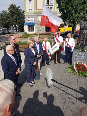 Uroczystość przy pomniku Anny Walentynowicz w Gdańsku-Wrzeszczu