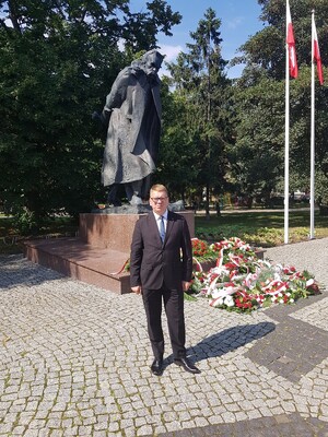 Prof. Mirosław Golon, dyrektor Oddziału IPN w Gdańsku, przy pomniku Marszałka Józefa Piłsudskiego w Gdańsku