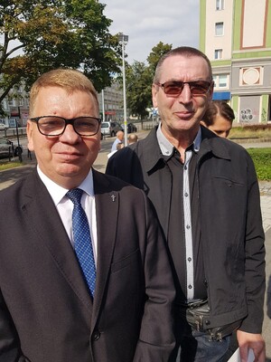 Janusz Walentynowicz (P) i prof. Mirosław Golon w trakcie uroczystości przy pomniku Anny Walentynowicz