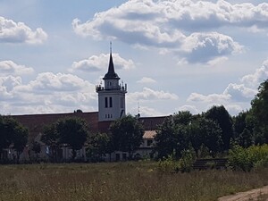 W tle widoczny kościół św. Stanisława Biskupa Męczennika