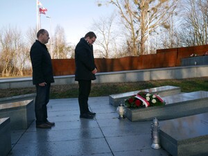 Kwiaty na grobie kpt. Adama Dedio złożyła delegacja na czele z dyrektorem Oddziału IPN w Gdańsku, prof. Mirosławem Golonem
