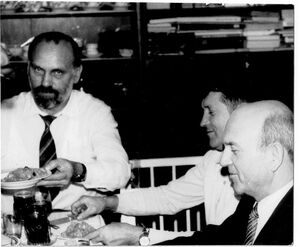Jan Koziatek (pierwszy z lewej) z kolegami z KZ SG Alojzym Szablewskim (pierwszy z prawej) i Eugeniuszem Brenkiem