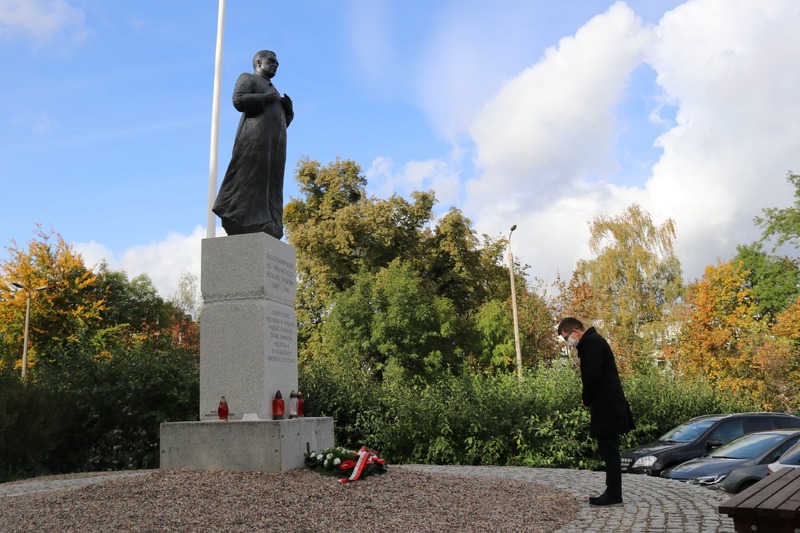 Kwiaty pod pomnikiem ks. Franciszka Rogaczewskiego.