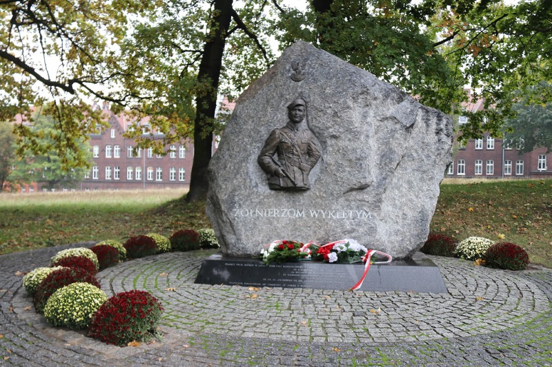 Kwiaty od IPN Gdańsk pod pomnikiem Żołnierzy Wyklętych w Gdańsku