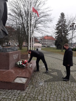 W przededniu 153. rocznicy urodzin Józefa Piłsudskiego 4 grudnia, delegacja IPN Gdańsk na czele z dyrektorem prof. Mirosławem Golonem, oddała hołd Marszałkowi, składając kwiaty pod najważniejszymi upamiętnieniami dedykowanymi Komendantowi – w Gdańsku i Gdyni.