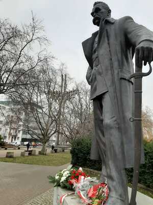 W przededniu 153. rocznicy urodzin Józefa Piłsudskiego 4 grudnia, delegacja IPN Gdańsk na czele z dyrektorem prof. Mirosławem Golonem, oddała hołd Marszałkowi, składając kwiaty pod najważniejszymi upamiętnieniami dedykowanymi Komendantowi – w Gdańsku i Gdyni.