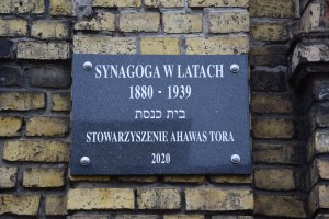 Uroczyste odsłonięcie tablicy upamiętniającej historię społeczności żydowskiej w Gniewkowie – 10 grudnia 2020