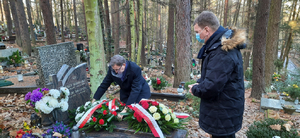 Przedstawiciele IPN złożyli kwiaty na grobach ofiar Grudnia &amp;#039;70 – 16 grudnia 2020. Fot. IPN