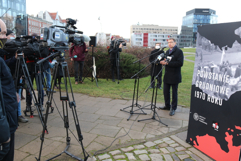 Na Placu Solidarności 16 grudnia prezes IPN w obecności przedstawicieli „Solidarności” oraz licznych mediów, zaprezentował najnowszą szczecińsko-gdańską wystawę „Powstanie Grudniowe 1970 roku”