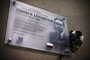 Kwiaty pod tablicą Henryka Lenarciaka złożyli prezes IPN dr Jarosław Szarek i prof. Mirosław Golon, dyrektor OIPN Gdańsk – 16 grudnia 2020. Fot. Sławek Kasper (IPN)