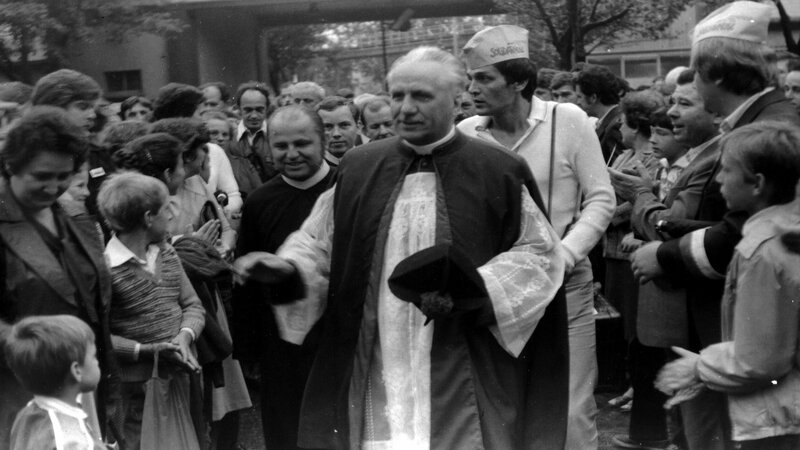 Ksiądz Hilary Jastak wśród trójmiejskich członków Solidarności, rok 1980. Źródło: IPN/przystanekhistoria.pl