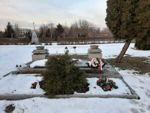 Delegacja IPN Gdańsk na czele z prof. Mirosławem Golonem 27 stycznia złożyła kwiaty na grobie około 150 żydowskich więźniarek zamordowanych w podtoruńskim obozie w miejscowości Chorab (podobóz KL Stutthof).  Ponadto kwiaty zostały złożone przy pomniku ponad 300 polskich dzieci zmarłych z winy niemieckich okupantów w obozie „Szmalcówka” (Cmentarz Ofiar II Wojny Światowej przy ul. Grudziądzkiej w Toruniu).