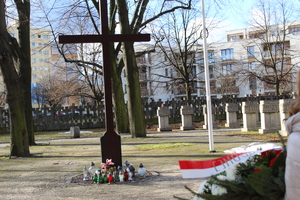 Delegacja OBUWiM IPN Gdańsk na czele z naczelnik Katarzyną Lisiecką 27 stycznia oddała hołd upamiętnionym na Cmentarzu Ofiar Hitleryzmu na gdańskiej Zaspie