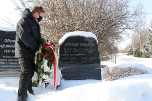 W rocznicę pierwszej deportacji Polaków na Sybir dyrektor IPN Gdańsk prof. Mirosław Golon 10 lutego złożył kwiaty na Cmentarzu Łostowickim w Gdańsku przy pomniku „Golgoty Wschodu”, Kwaterze Sybiraków oraz pod pomnikiem Ofiarom „operacji polskiej” NKWD 1937-1938. Delegacja IPN Gdańsk oddała także hołd deportowanym składając wiązankę kwiatów pod pomnikiem Zesłańcom Sybiru w Gdyni