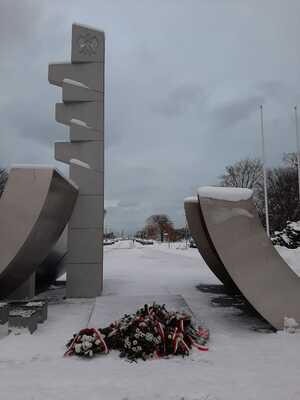 10 lutego 1926 roku Gdynia uzyskała prawa miejskie. W rocznicę tego wydarzenia dyrektor IPN Gdańsk prof. Mirosław Golon złożył kwiaty pod pomnikiem Polski Morskiej usytuowanym na Skwerze Kościuszki.