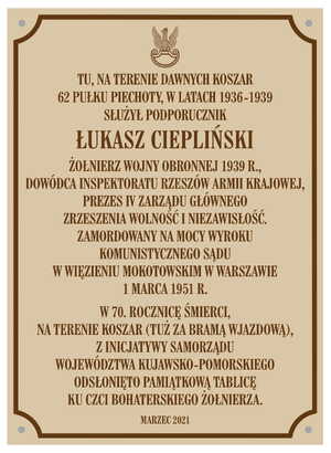 Tablica poświęcona Łukaszowi Cieplińskiemu na terenie dawnych koszar 62 Pułku Piechoty (gdzie w latach 1936-1939 służył podporucznik Ciepliński)