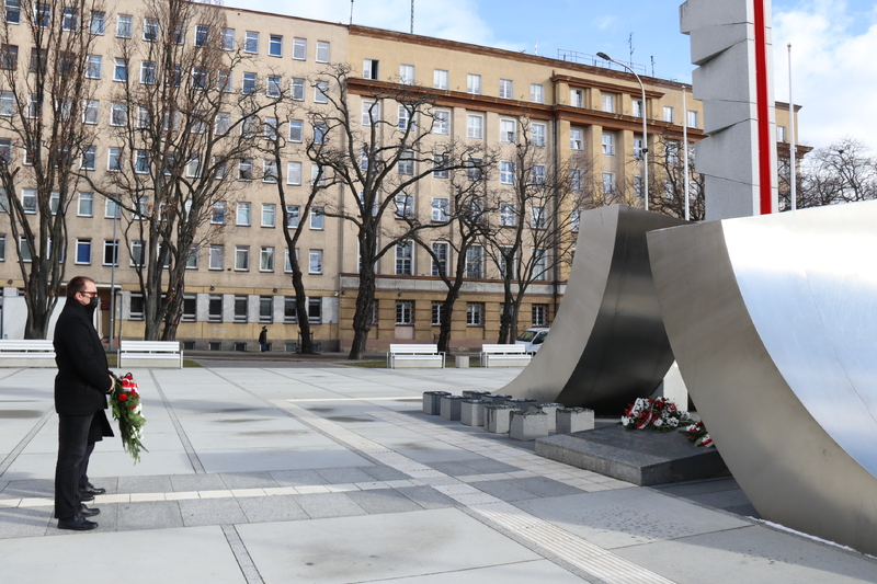 19 marca delegacja IPN Gdańsk złożyła kwiaty pod pomnikami Józefa Piłsudskiego w Gdańsku i Gdyni, upamiętnieniem Józefa Hallera w Pucku oraz pomnikiem Polski Morskiej w Gdyni z tablicą upamiętniającą słowa admirała Józefa Unruga