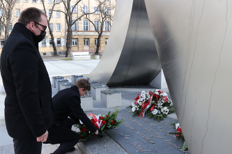 19 marca delegacja IPN Gdańsk złożyła kwiaty pod pomnikami Józefa Piłsudskiego w Gdańsku i Gdyni, upamiętnieniem Józefa Hallera w Pucku oraz pomnikiem Polski Morskiej w Gdyni z tablicą upamiętniającą słowa admirała Józefa Unruga