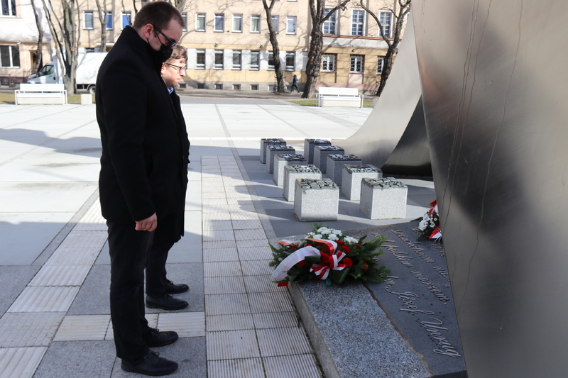 19 marca delegacja IPN Gdańsk złożyła kwiaty pod pomnikami Józefa Piłsudskiego w Gdańsku i Gdyni, upamiętnieniem Józefa Hallera w Pucku oraz pomnikiem Polski Morskiej w Gdyni z tablicą upamiętniającą słowa admirała Józefa Unruga