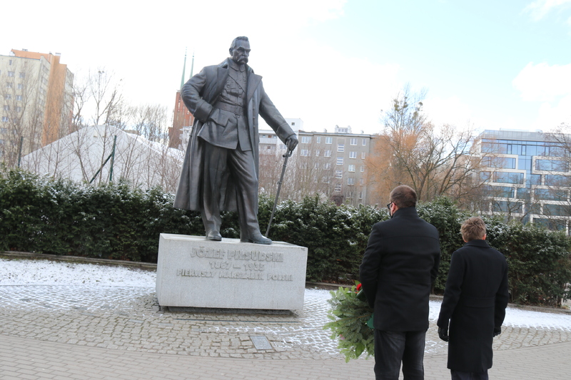 19 marca delegacja IPN Gdańsk złożyła kwiaty pod pomnikami Józefa Piłsudskiego w Gdańsku i Gdyni, upamiętnieniem Józefa Hallera w Pucku oraz pomnikiem Polski Morskiej w Gdyni z tablicą upamiętniającą słowa admirała Józefa Unruga
