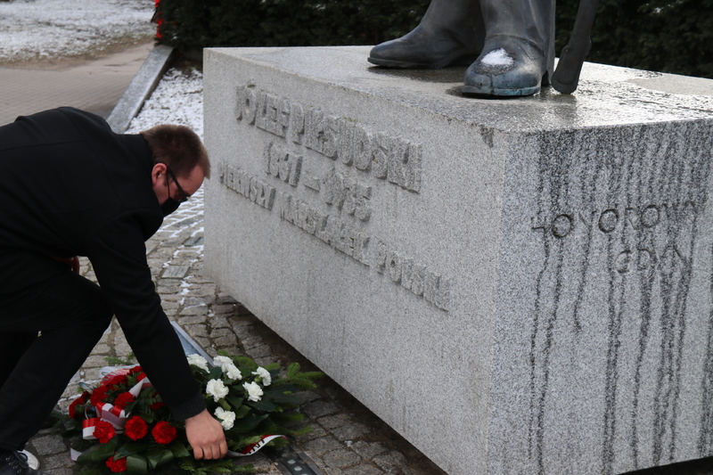 19 marca delegacja IPN Gdańsk złożyła kwiaty pod pomnikami Józefa Piłsudskiego w Gdańsku i Gdyni, upamiętnieniem Józefa Hallera w Pucku oraz pomnikiem Polski Morskiej w Gdyni z tablicą upamiętniającą słowa admirała Józefa Unruga