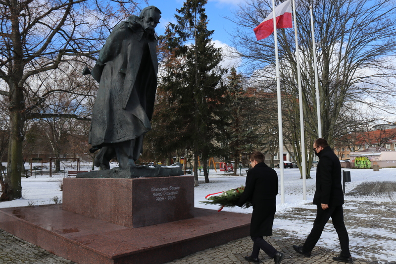 19 marca delegacja IPN Gdańsk złożyła kwiaty pod pomnikami Józefa Piłsudskiego w Gdańsku i Gdyni, upamiętnieniem Józefa Hallera w Pucku oraz pomnikiem Polski Morskiej w Gdyni z tablicą upamiętniającą słowa admirała Józefa Unruga