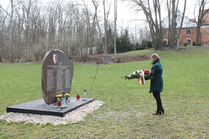 Delegacja IPN Gdańsk (Karolina Masłowska) 13 kwietnia w Kadynach złożyła kwiaty pod pomnikiem poświęconym 80 Ofiarom Zbrodni Katyńskiej, zrealizowanym w 2020 r. przez Oddziałowe Biuro Upamiętniania Walk i Męczeństwa w Gdańsku