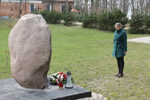 Delegacja IPN Gdańsk (Karolina Masłowska) 13 kwietnia w Kadynach złożyła kwiaty pod pomnikiem poświęconym 80 Ofiarom Zbrodni Katyńskiej, zrealizowanym w 2020 r. przez Oddziałowe Biuro Upamiętniania Walk i Męczeństwa w Gdańsku