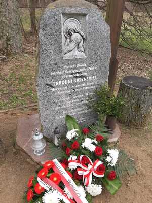 PN Gdańsk upamiętnił polskich leśników – ofiary Zbrodni Katyńskiej – Wierzchlas (pow. tucholski), 19 kwietnia 2021