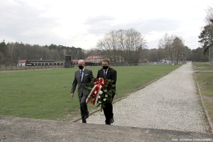 Dyrektor IPN Gdańsk razem z dyrektorem Muzeum Stutthof Piotrem Tarnowskim 21 kwietnia złożyli kwiaty pod Pomnikiem Walki i Męczeństwa w Muzeum Stutthof w Sztutowie.