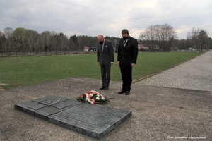 Dyrektor IPN Gdańsk razem z dyrektorem Muzeum Stutthof Piotrem Tarnowskim 21 kwietnia złożyli kwiaty pod Pomnikiem Walki i Męczeństwa w Muzeum Stutthof w Sztutowie.