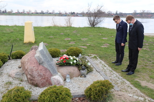 Delegacja IPN Gdańsk na czele z dyrektorem prof. Mirosławem Golonem oraz Krzysztofem Drażbą, naczelnikiem OBEN 21 kwietnia w Mikoszewie złożyła kwiaty pod pomnikiem upamiętniającym więźniów niemieckiego obozu koncentracyjnego Stutthof, którzy zmarli podczas tragicznej ewakuacji morskiej 25-28 kwietnia 1945 roku.