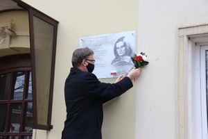 Złożenie kwiatów pod tablicami upamiętniającymi działaczy WZZ