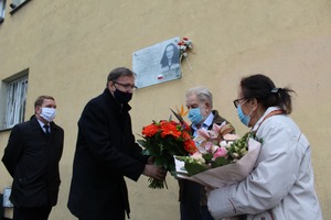 Wręczenie kwiatów Andrzejowi Gwieździe przez prezesa IPN dr Jarosława Szarka