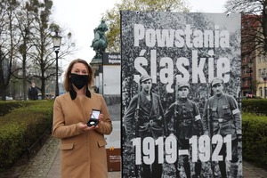 Beata Liberadzka, zastępca dyrektora Oddziału Okręgowego NBP w Gdańsku, prezentuje okolicznościową monetę poświęconą III powstaniu śląskiemu.