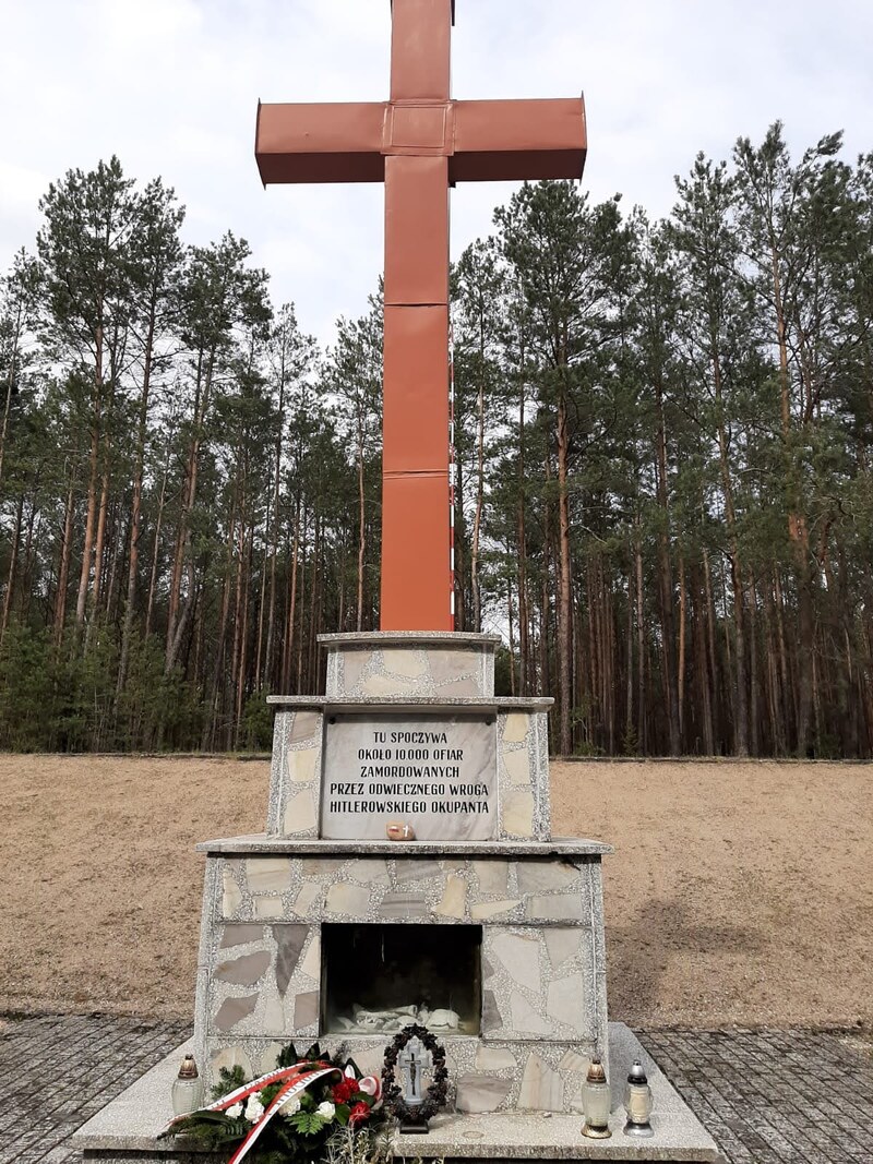 Mogiła w Mniszku – miejscu zbrodni niemieckich #1