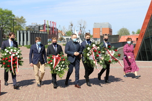 Prezentacja wystawy IPN „Witold Pilecki” na placu Solidarności w Gdańsku oraz złożenie kwiatów przed pomnikiem rotmistrza przed MIIWŚ