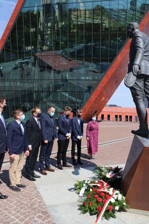 Złożenie kwiatów przed pomnikiem Witolda Pileckiego przed MIIWŚ w Gdańsku