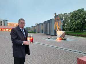 Dyrektor prof. Mirosław Golon 25 maja zapalił znicz przed pomnikiem rtm. Witolda Pileckiego przy Muzeum II Wojny Światowej w Gdańsku. W imieniu Wojewody Pomorskiego Dariusza Drelicha bohaterowi hołd oddał także Ireneusz Szweda
