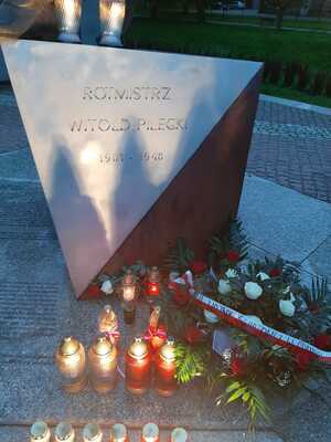 Dyrektor prof. Mirosław Golon 25 maja zapalił znicz przed pomnikiem rtm. Witolda Pileckiego przy Muzeum II Wojny Światowej w Gdańsku. W imieniu Wojewody Pomorskiego Dariusza Drelicha bohaterowi hołd oddał także Ireneusz Szweda