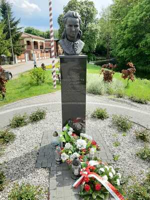 Delegacja IPN Gdańsk złożyła kwiaty 26 maja 2021 pod pomnikiem Inki w Miłomłynie